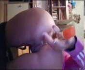 Перед камерой выставила молодой голый зад и трахает себя флакончикон